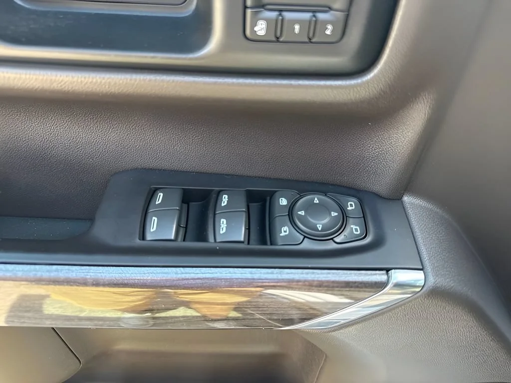 Used 2020 IRIDESCENT PEARL TRICOAT Chevrolet LTZ image 31