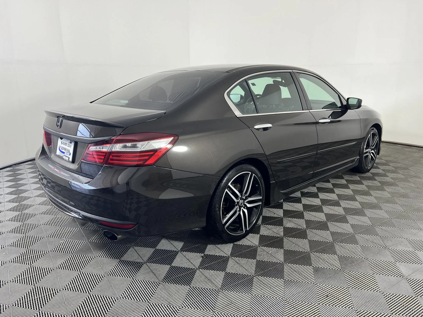 Used 2017 Kona Coffee Metallic Honda Sport SE image 3