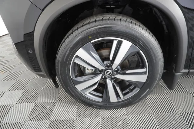 Used 2023 Black Nissan Platinum image 16