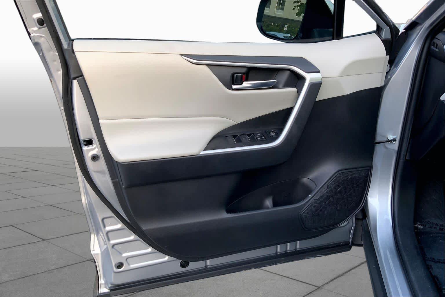 Used 2024 Silver Sky Metallic Toyota XLE Premium image 21