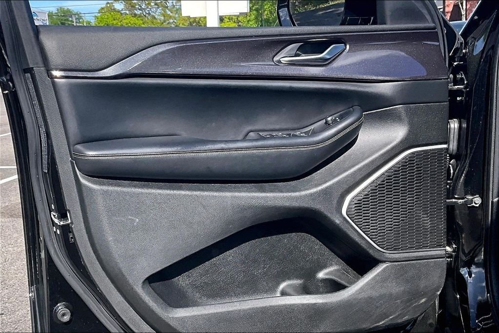 Used 2022 Black Jeep Altitude image 17
