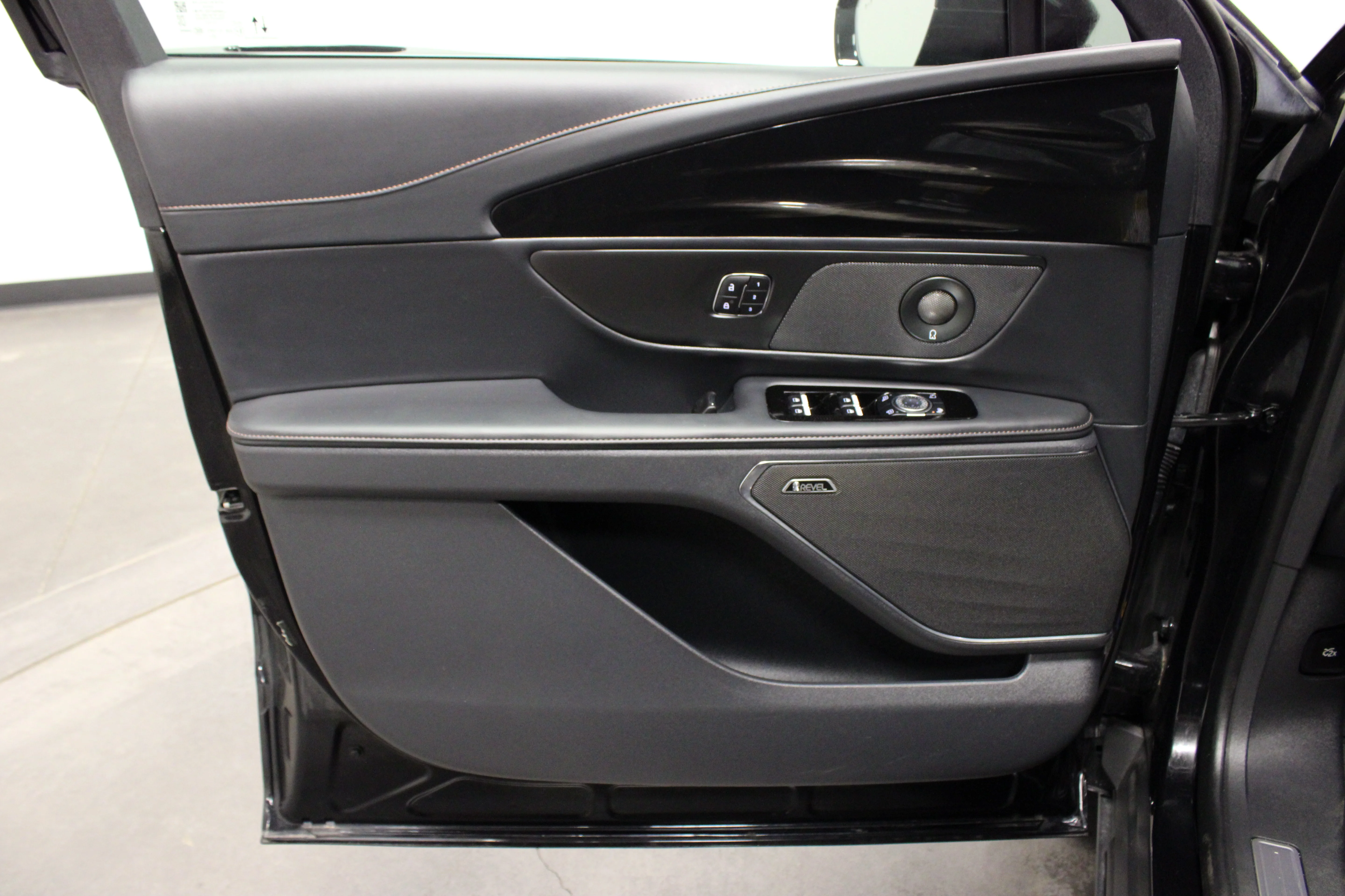 Used 2024 Black Metallic Lincoln Reserve image 19