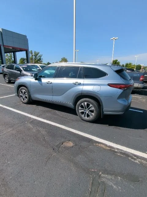 Used 2020  Toyota XLE image 4