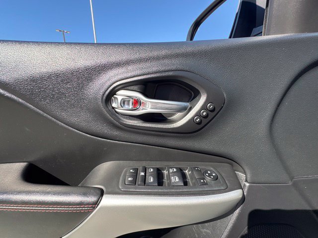 Used 2018 Diamond Black Jeep Trailhawk image 11