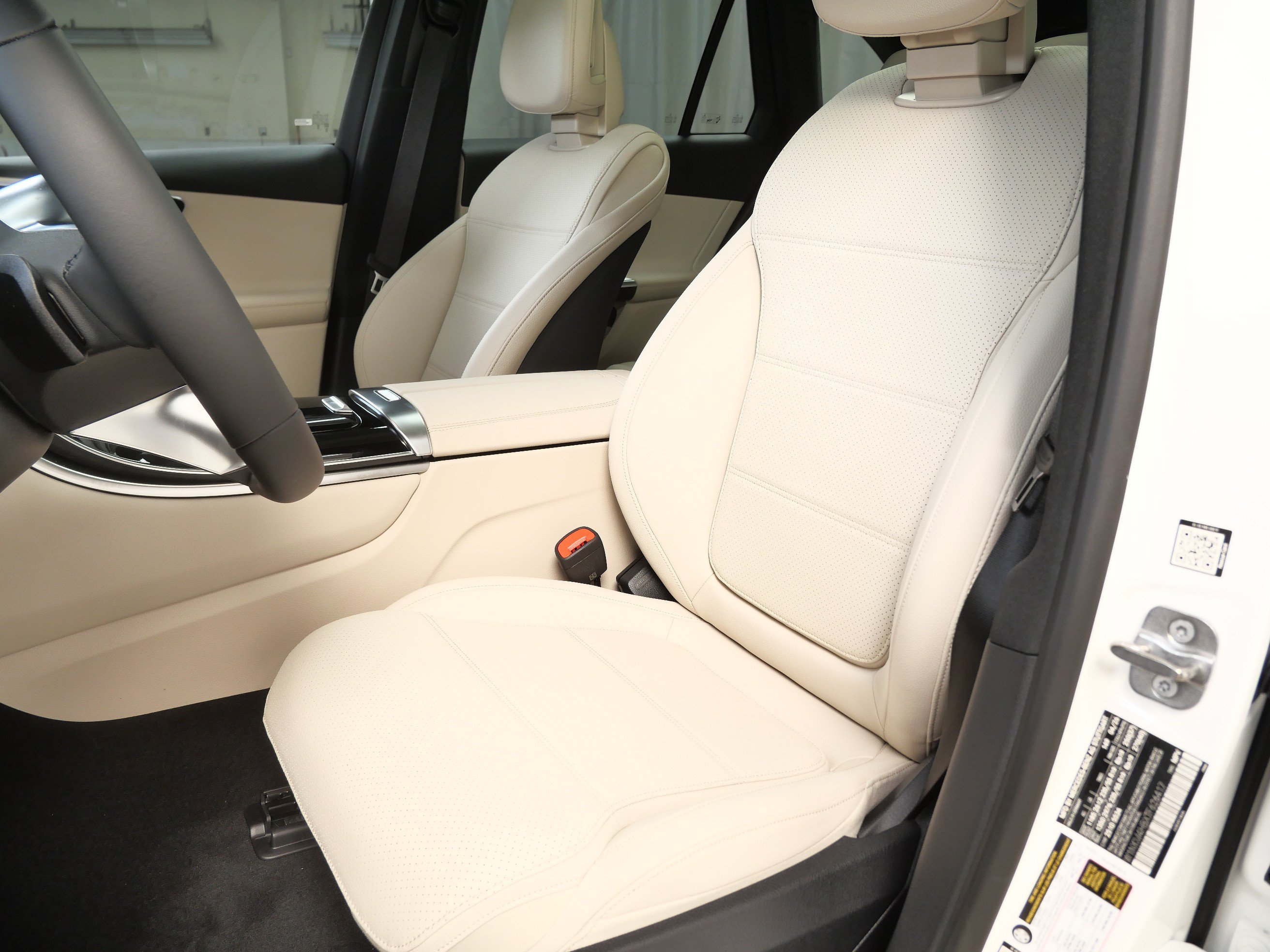 New 2026 Polar White Mercedes-Benz GLC 300 image 3