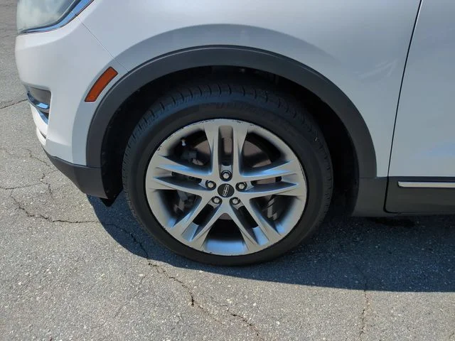 Used 2015 White Lincoln Base image 10