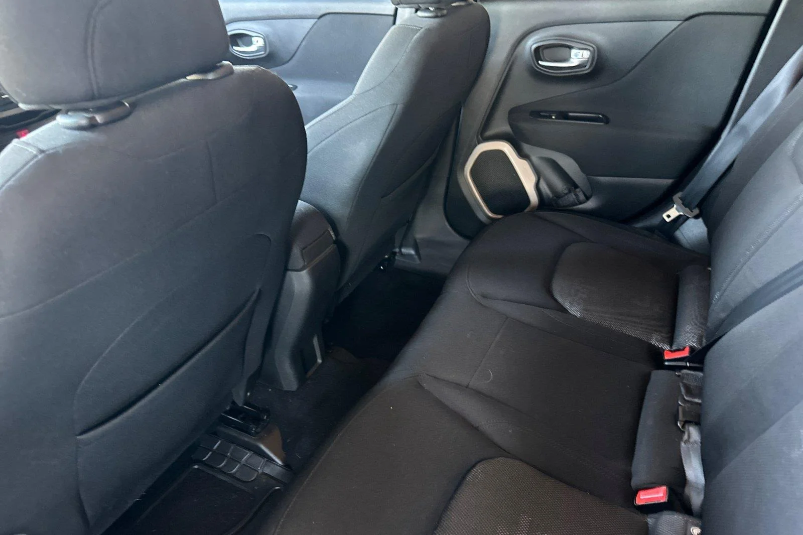 Used 2016 Alpine White Jeep Latitude image 12