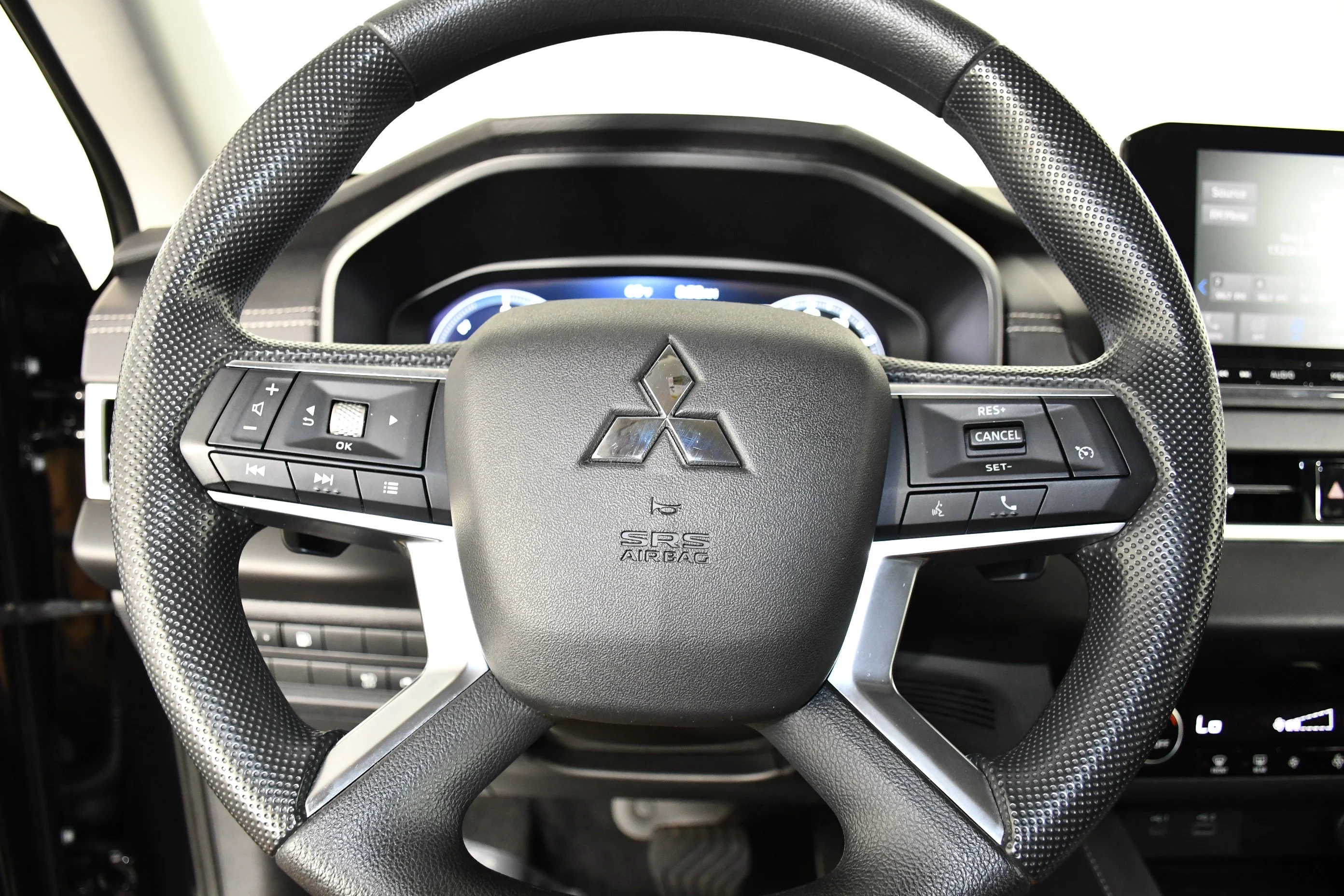 Certified Used 2025 Labrador Black Pearl Mitsubishi ES image 19