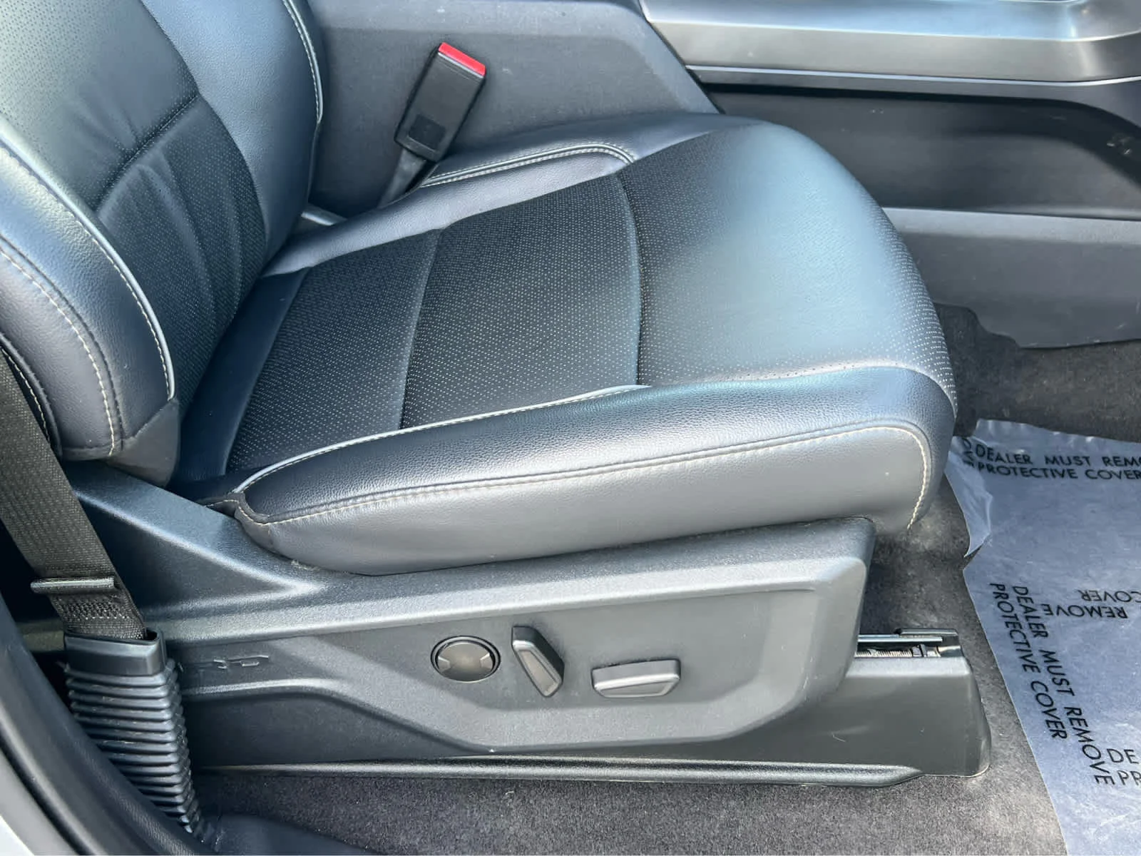 Used 2025 Iconic Silver Metallic Ford LARIAT image 18