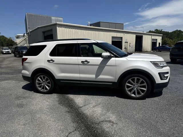 Used 2017 White Ford Limited image 4