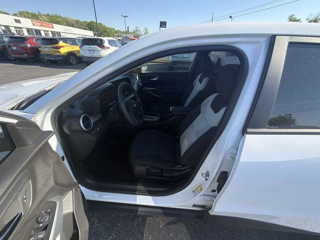 Used 2025 White Chevrolet LS image 11