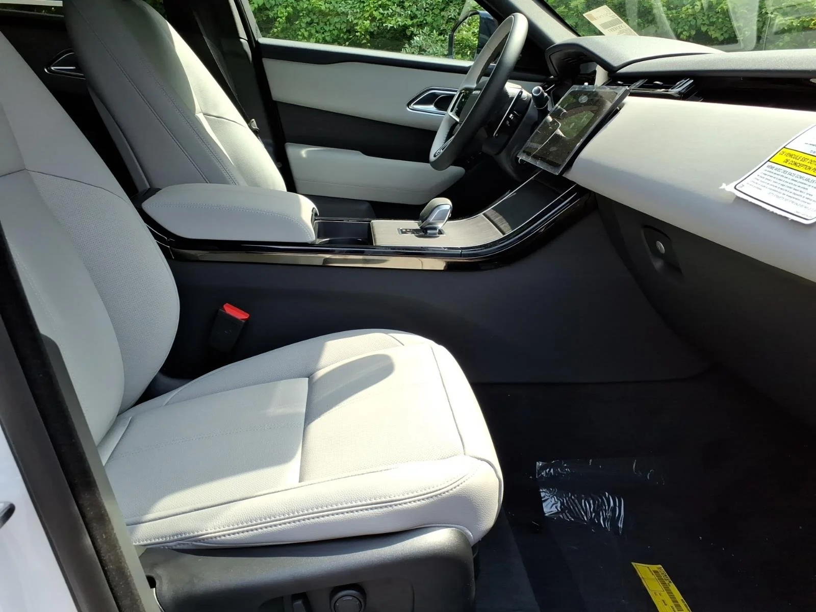 New 2026 Fuji White LAND ROVER S image 3