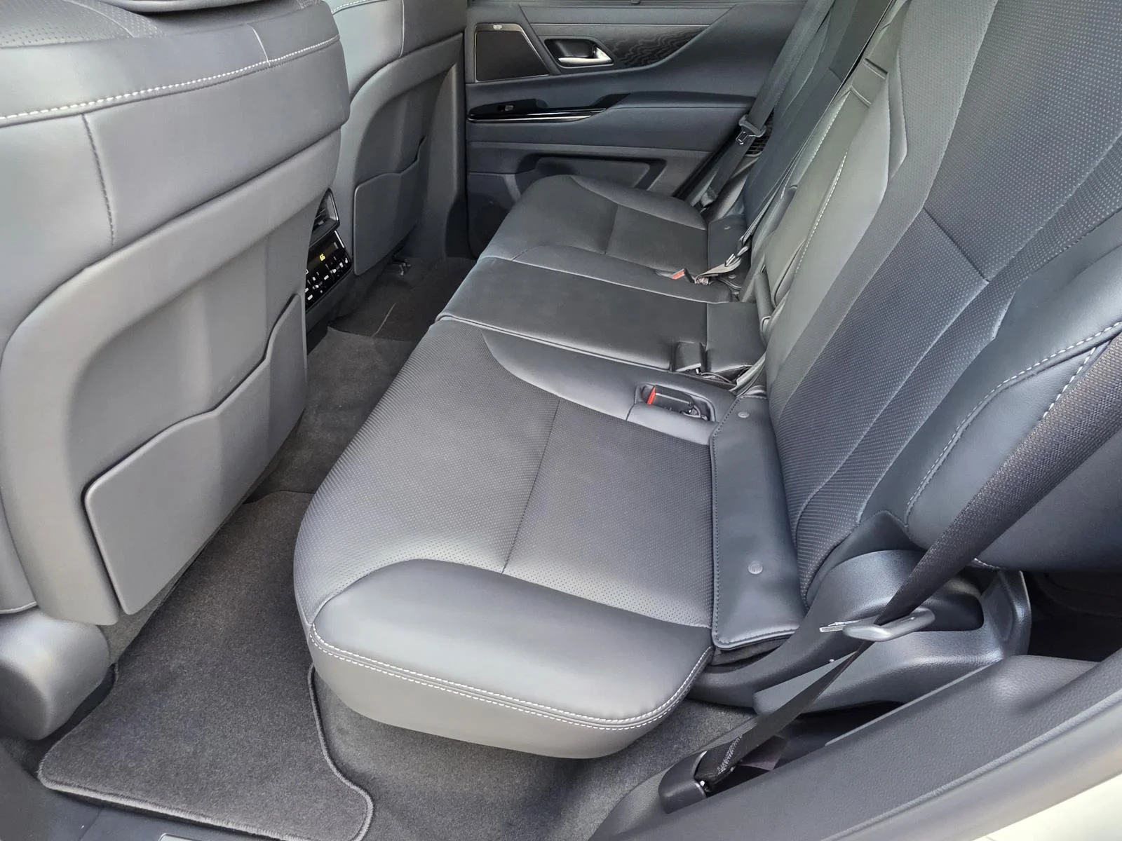 2026 Lexus LX 600 Luxury - Photo 9