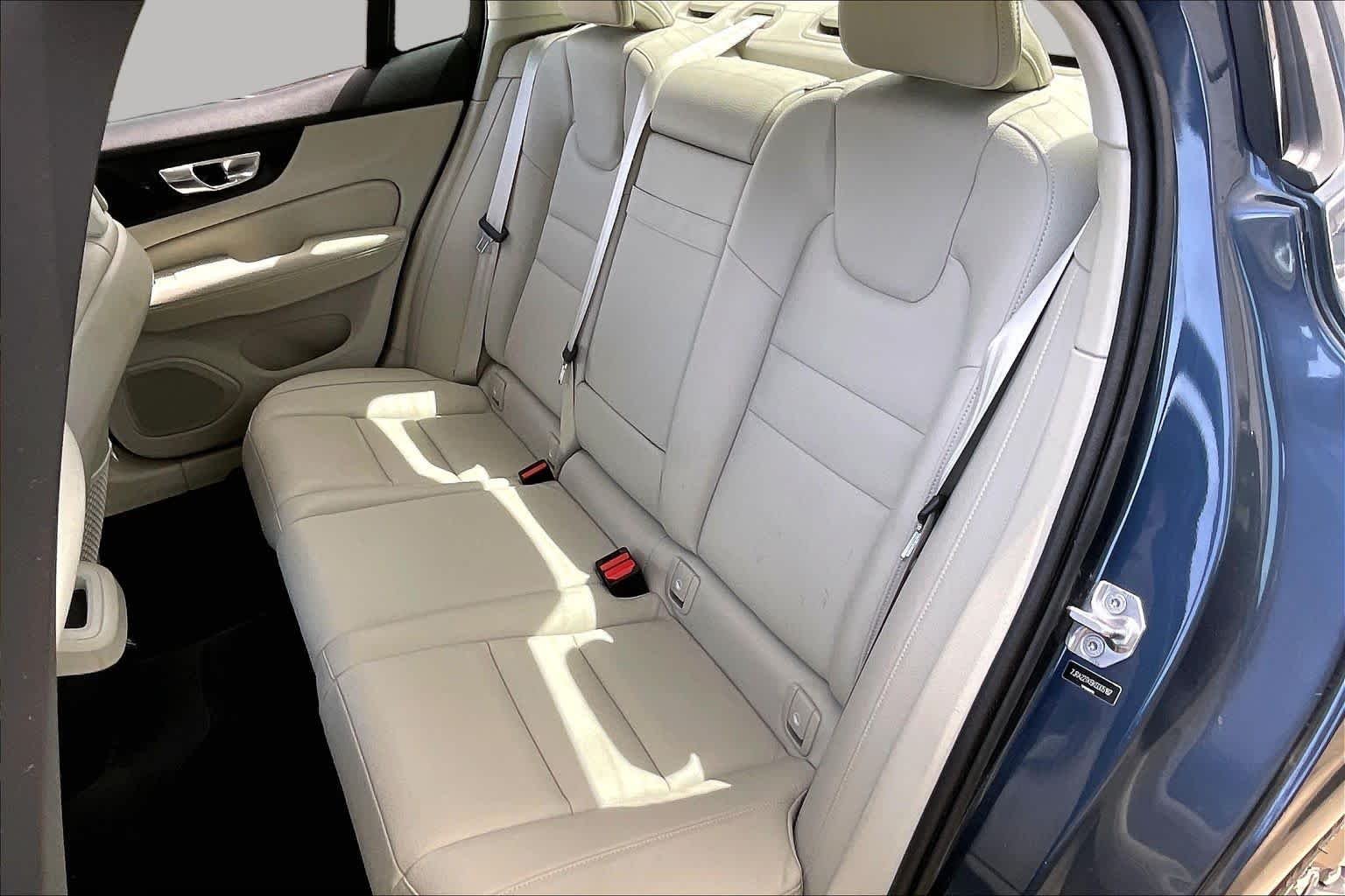 Used 2019 Denim Blue Metallic Volvo Momentum image 21