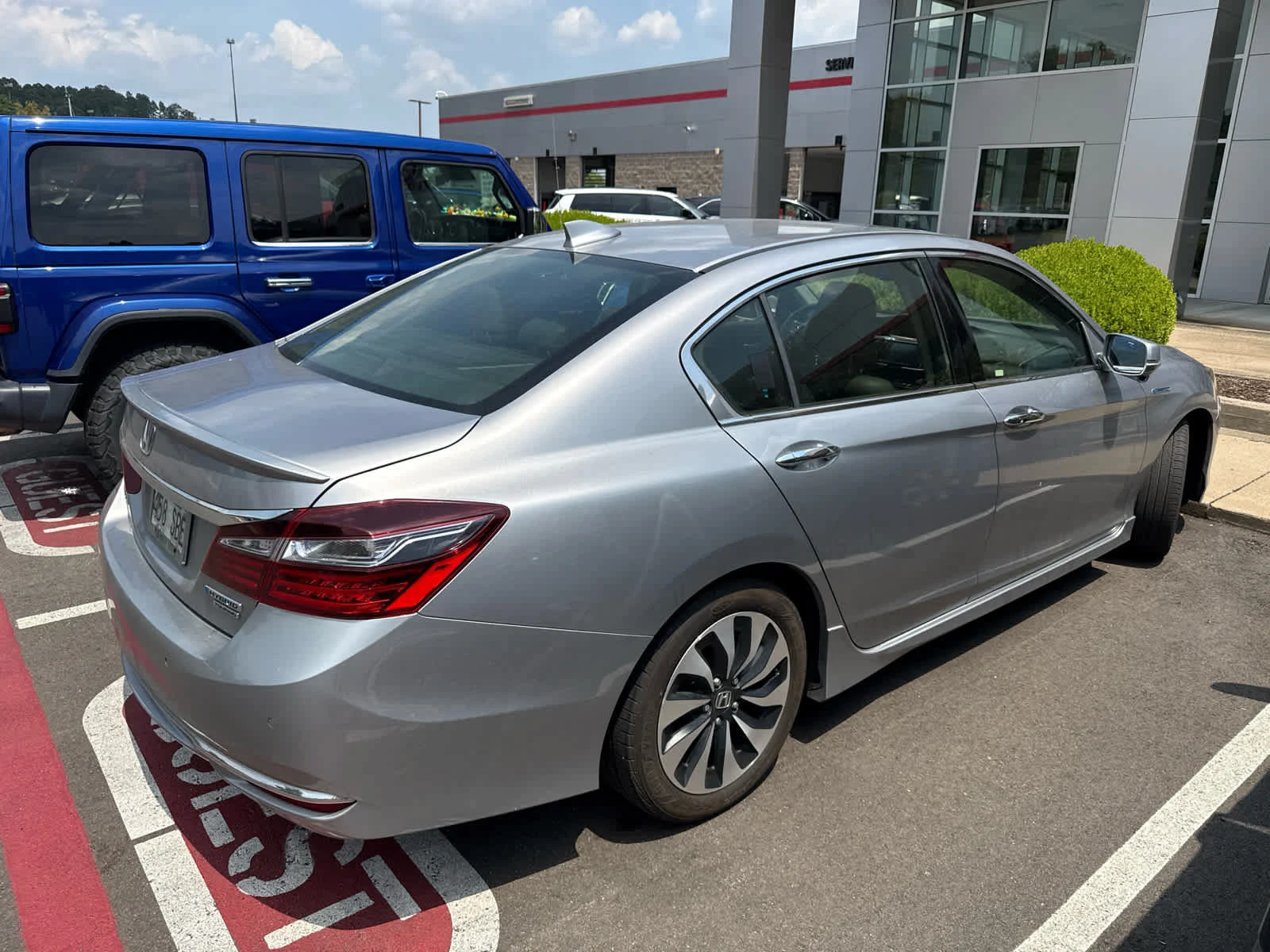 Used 2017 Lunar Silver Metallic Honda Touring image 4