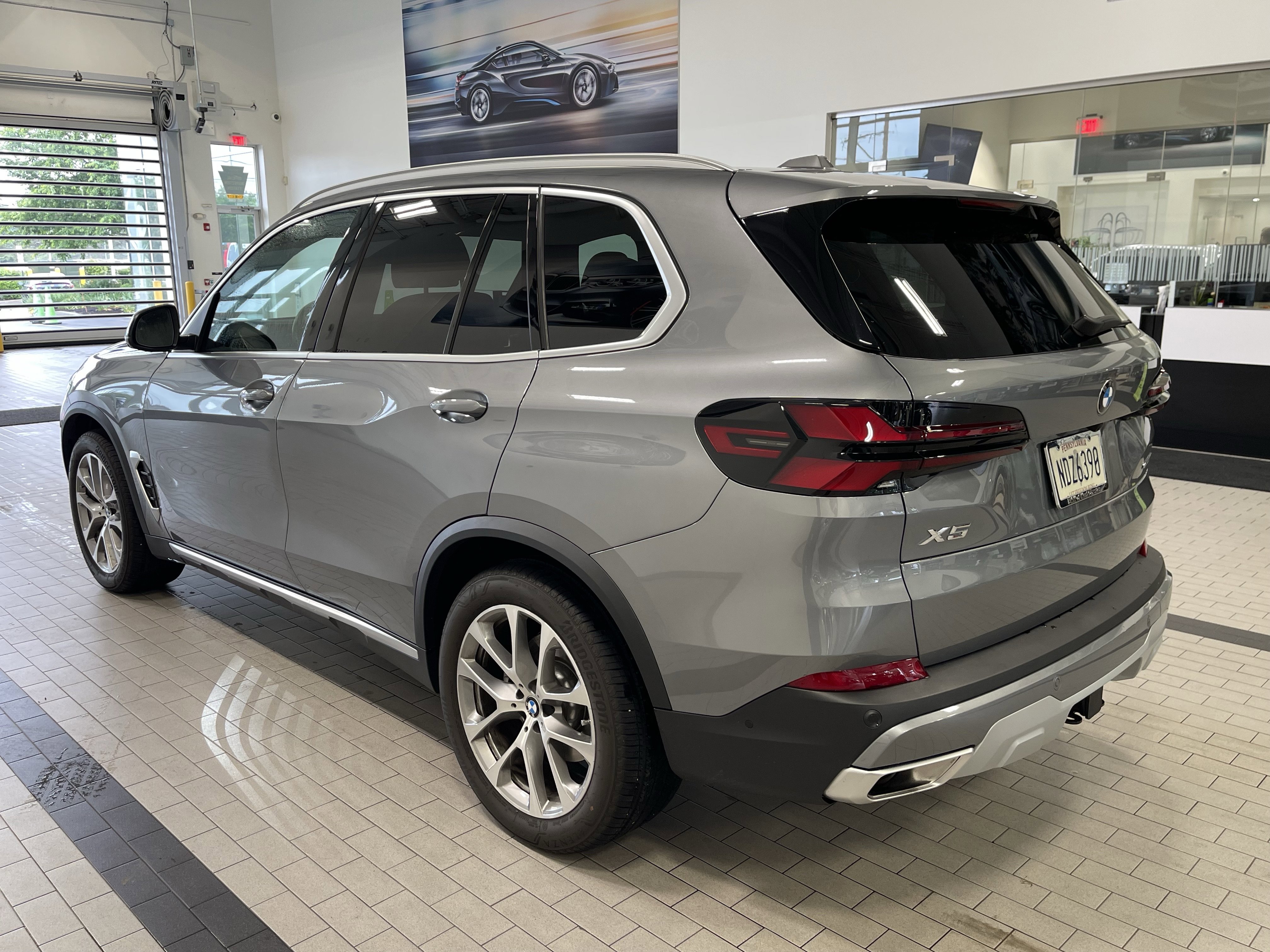 Used 2026 SKYSCRAPER GREY M BMW xDrive40i image 4