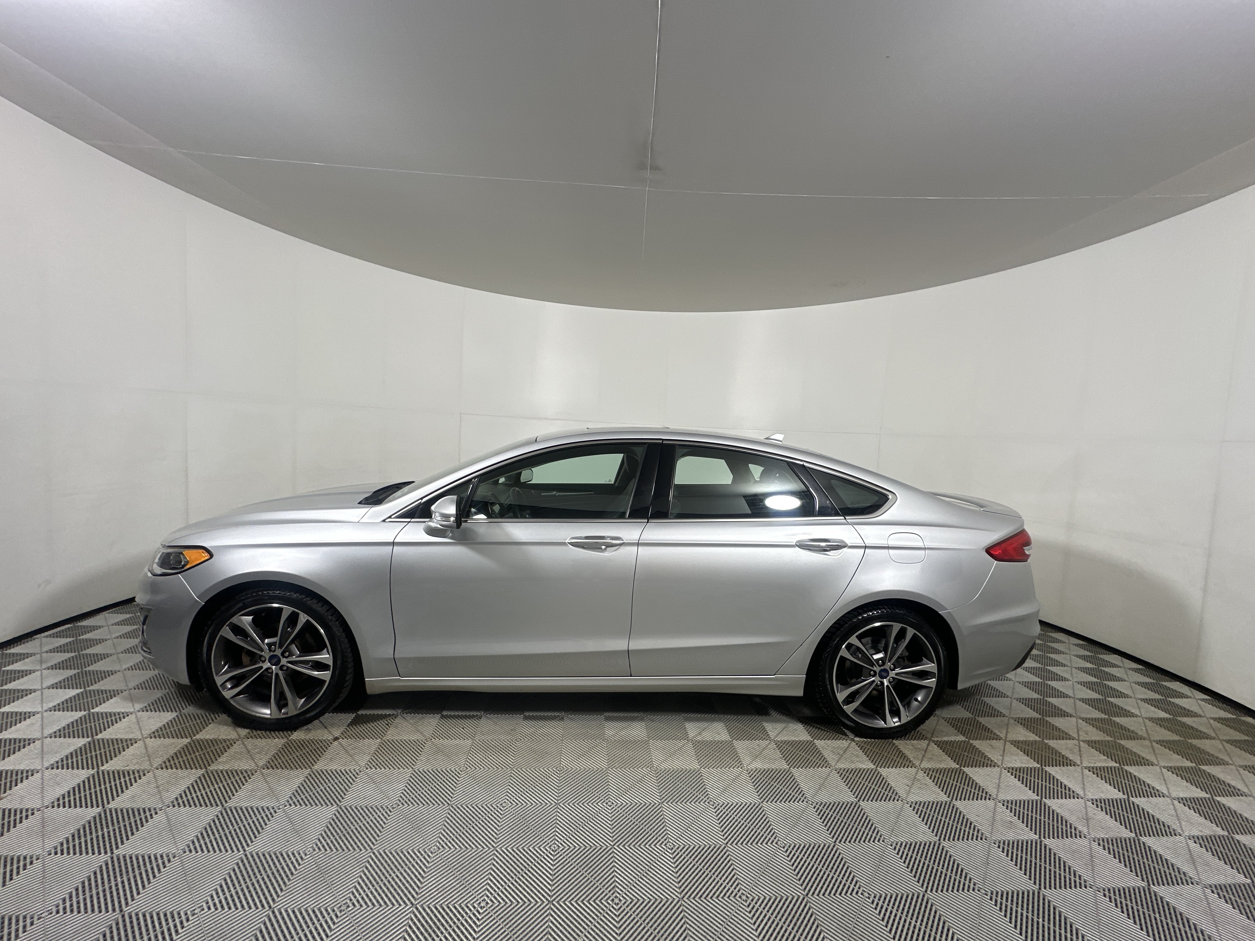 Used 2019 Silver Ford Titanium image 4
