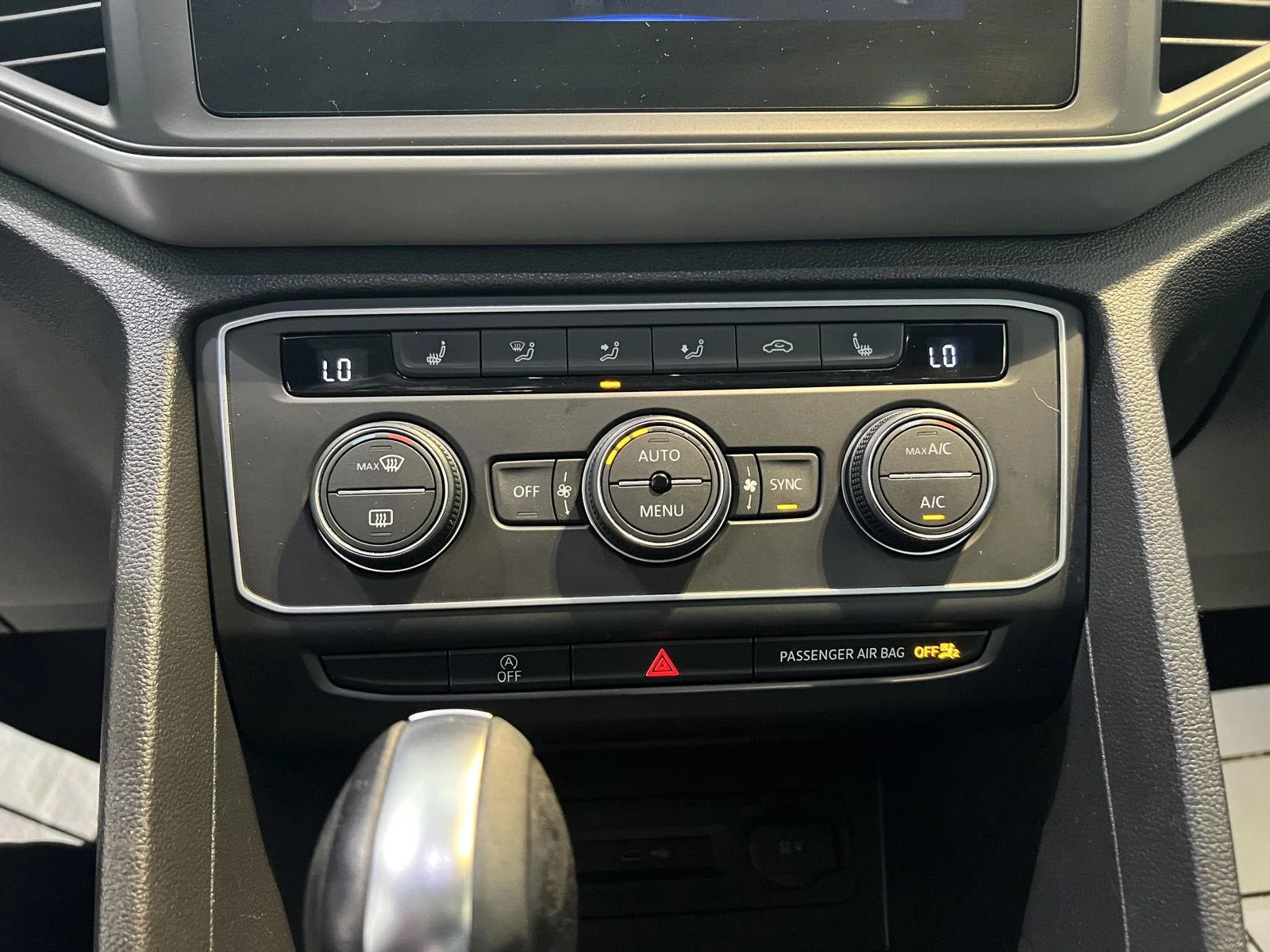 Used 2021  Volkswagen 3.6L V6 SE w/Technology image 27