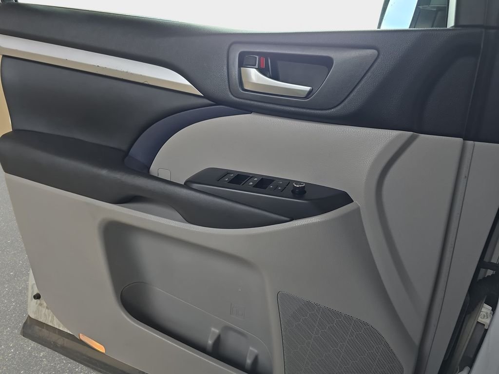 Used 2019 White Toyota XLE image 30