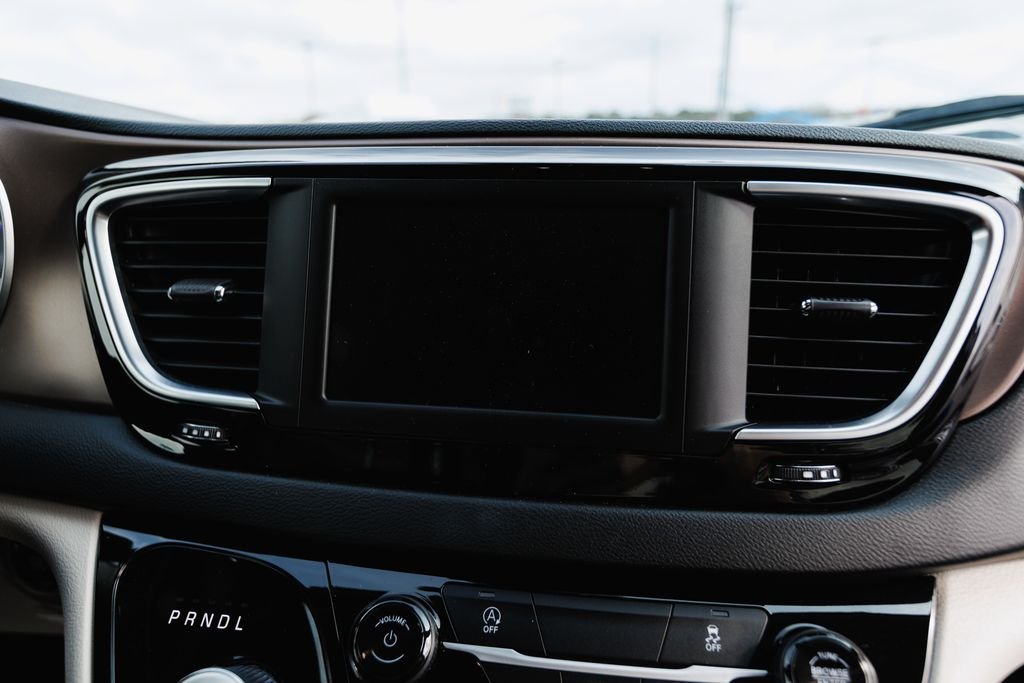 2023 Chrysler Voyager LX - Photo 18