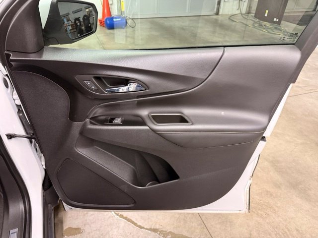 Used 2022 IRIDESCENT PEARL TRICOAT Chevrolet Premier image 26