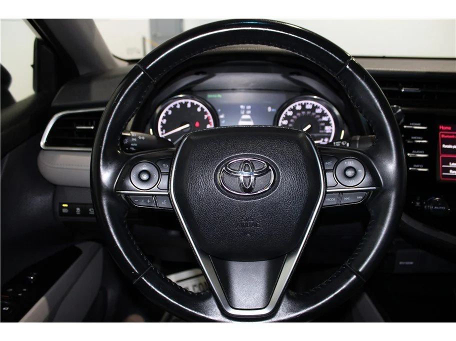 Used 2018 Silver Toyota XLE Sedan 4D image 22