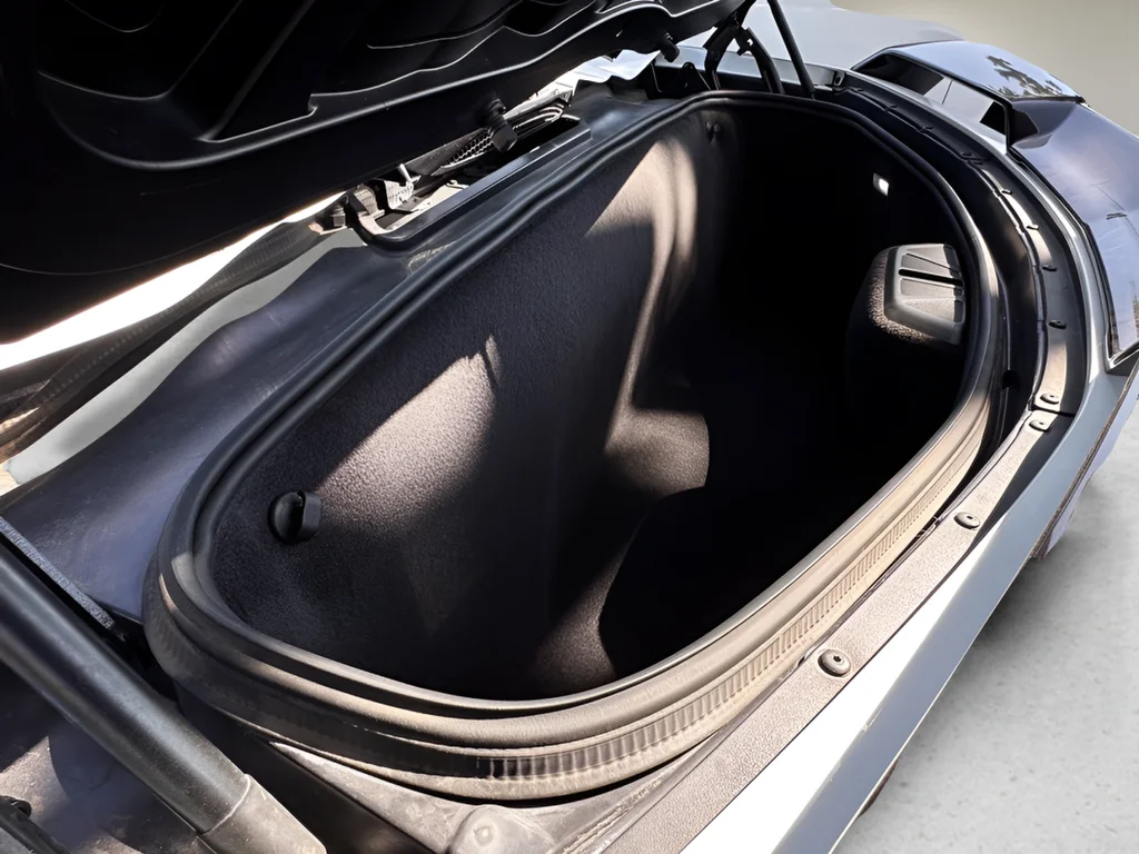 Used 2022 White Chevrolet Stingray image 27