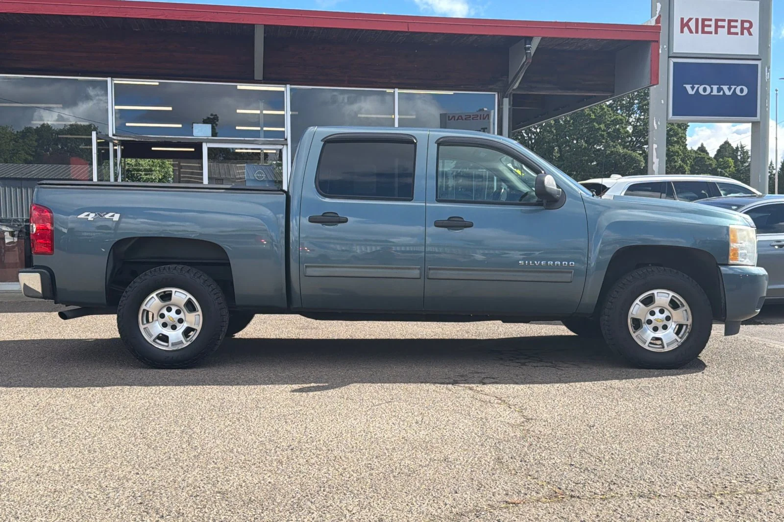 Used 2010 Blue Granite Metallic Chevrolet LT image 3