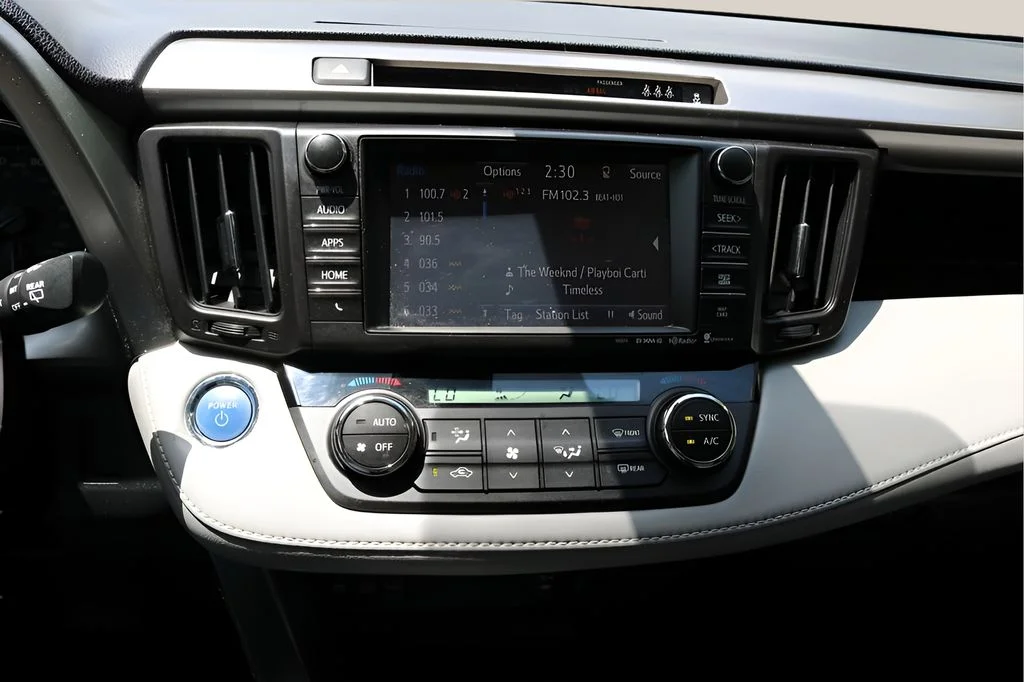 Used 2017 Silver Toyota XLE image 23