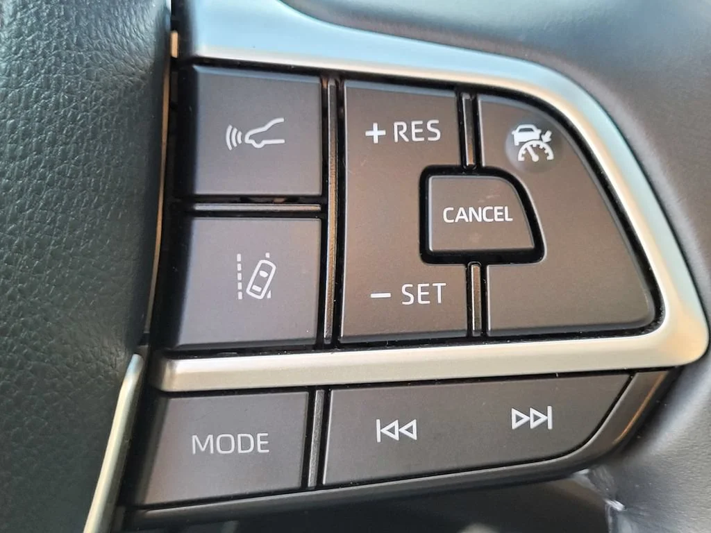 Used 2023  Toyota L image 24