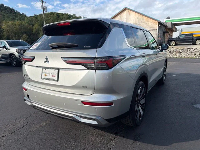 Used 2025 Silver Mitsubishi SE image 3