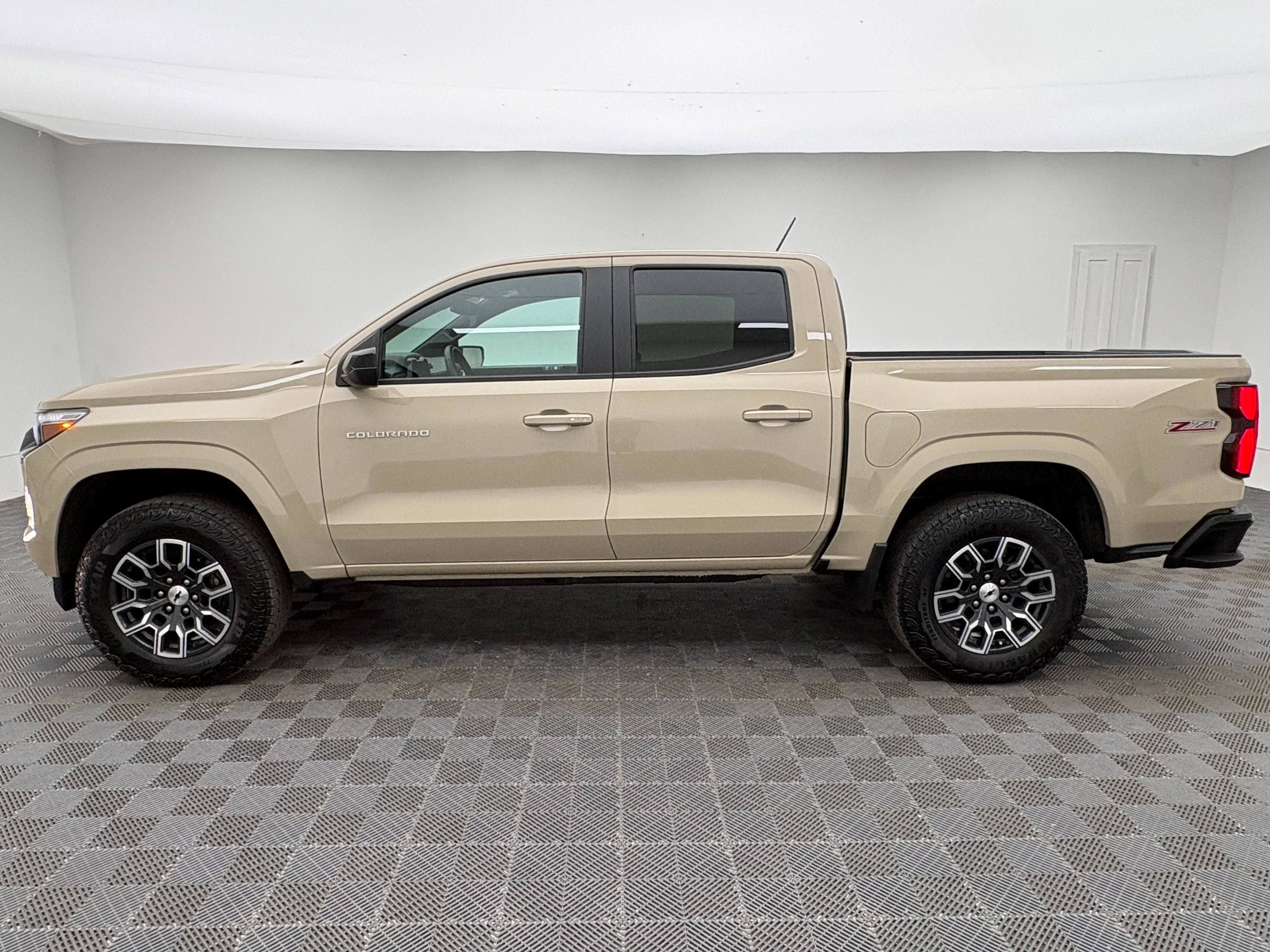 Used 2023 Sand Dune Metallic Chevrolet Z71 image 11