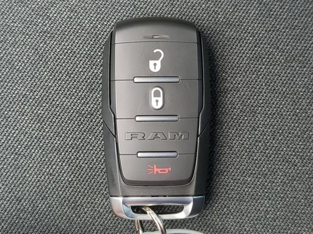 New 2026 Diamond Black Crystal Pearl-Coat Exterior Paint RAM Tradesman image 34