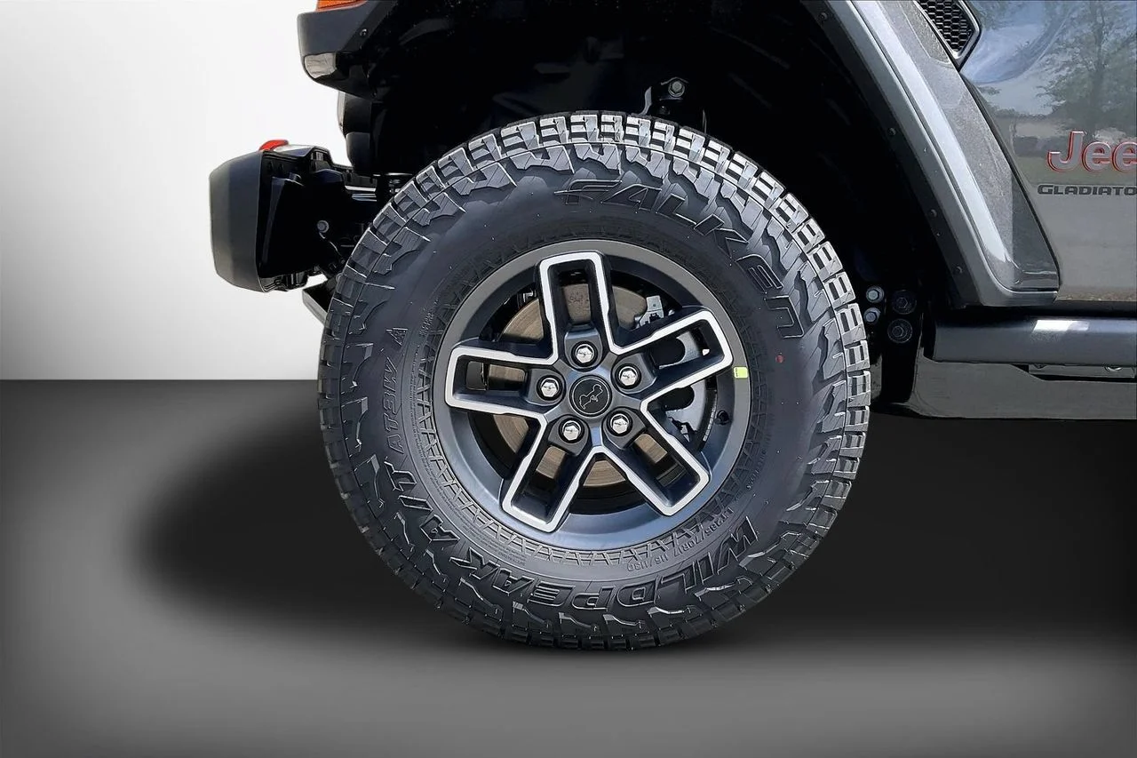 New 2026 Granite Crystal Metallic Clearcoat Jeep Mojave image 30