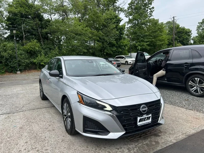 Used 2024 Silver Nissan 2.5 SV Sedan 4D image 14