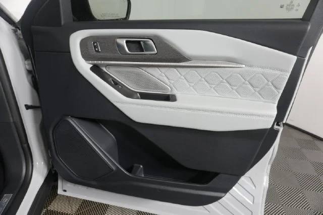 New 2027 Avalanche Gray Ford Platinum™ image 36