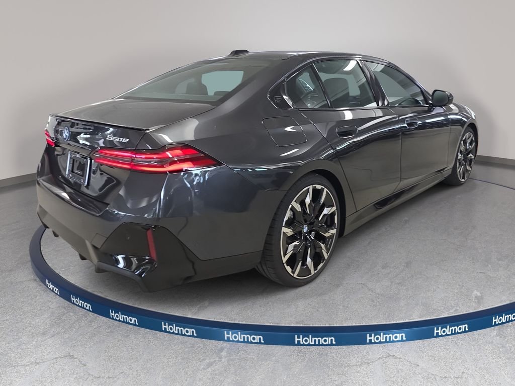 New 2027 Dark Graphite Metallic BMW 550e xDrive image 4