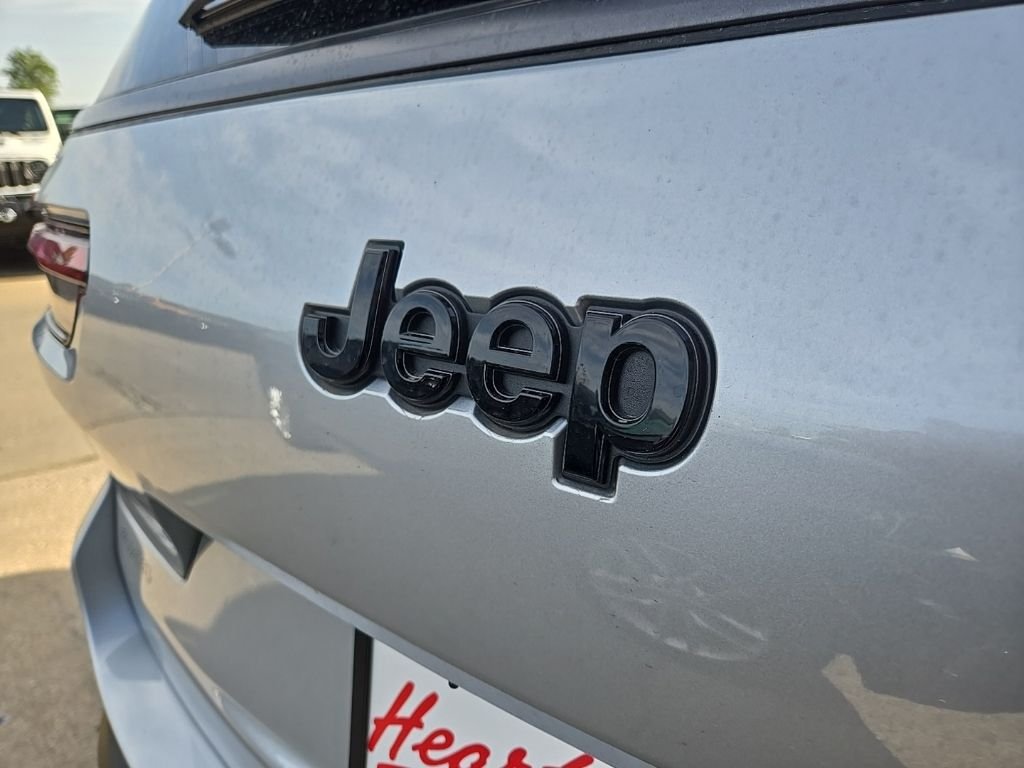 New 2026 Silver Zynith Exterior Paint Jeep  image 22