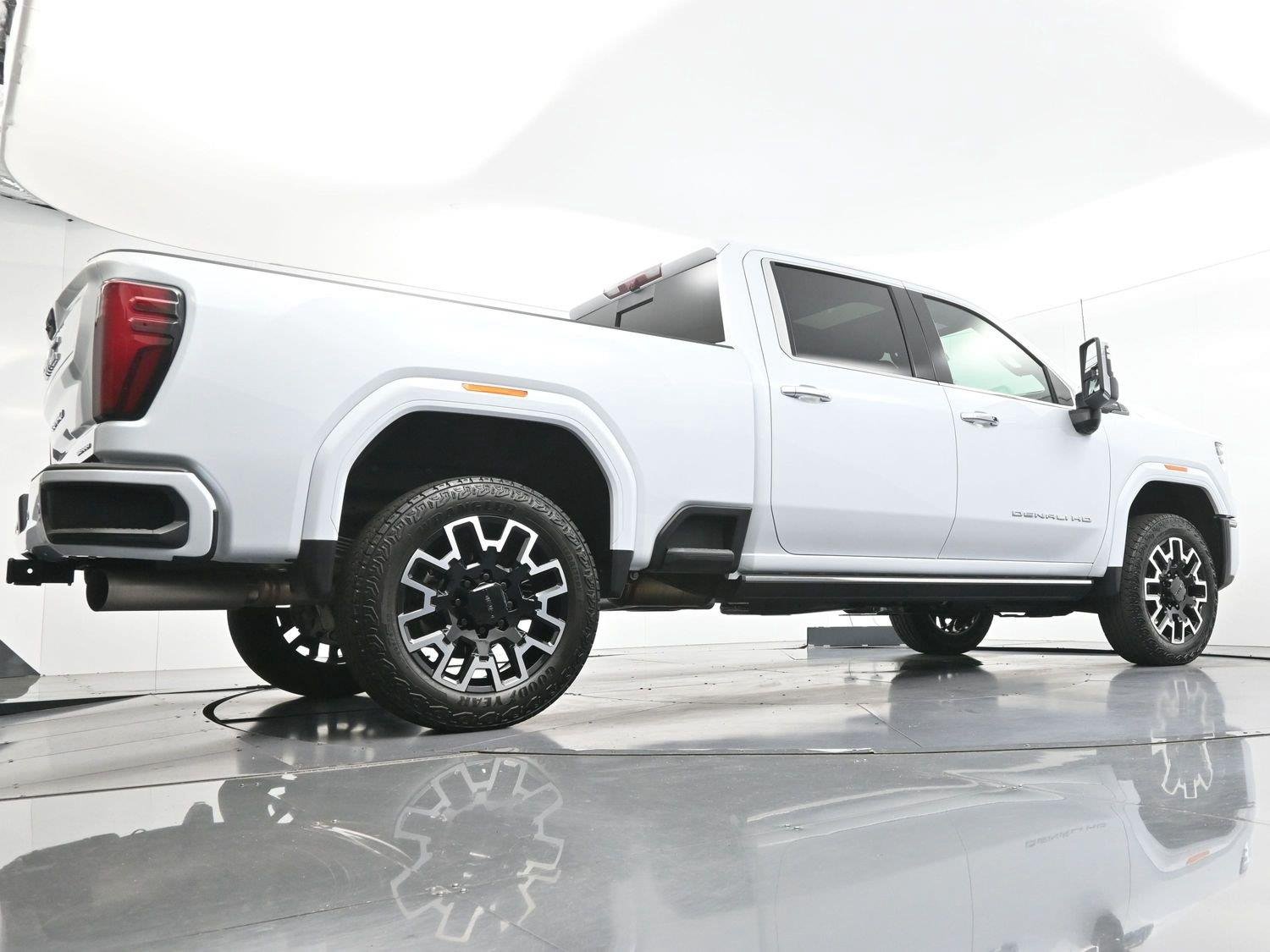Used 2026 Glacier White Tricoat GMC Denali Ultimate image 54