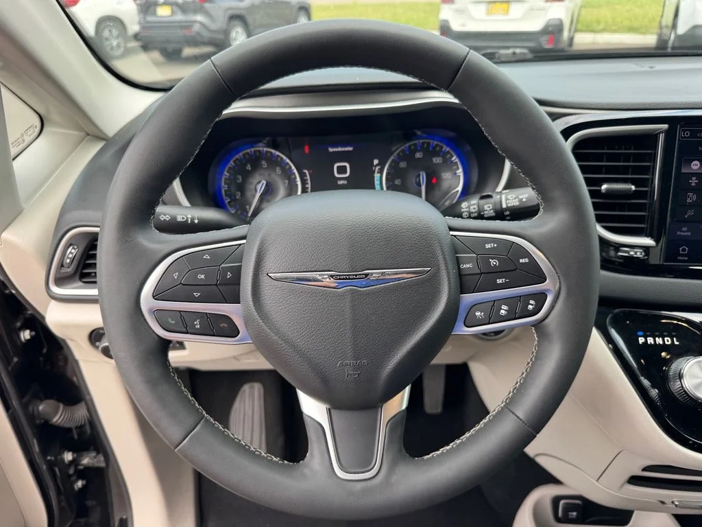 Used 2024 Black Chrysler Touring L image 23