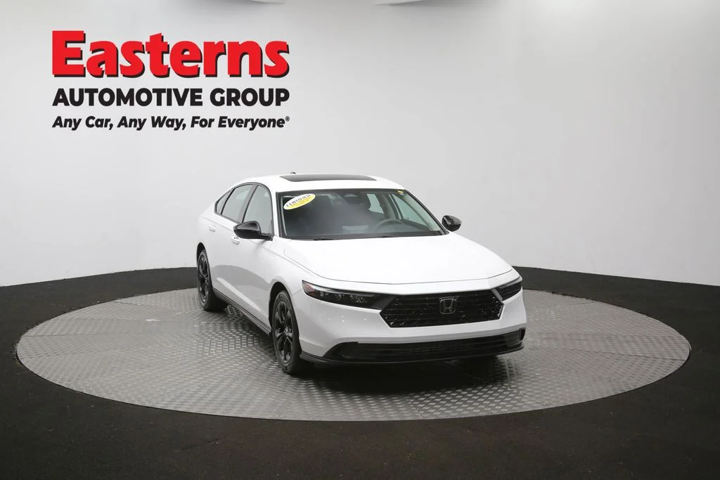 Used 2025 White Honda SE image 49