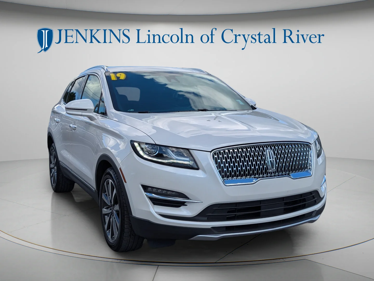 Used 2019 White Platinum Clearcoat Metallic Lincoln Reserve image 15