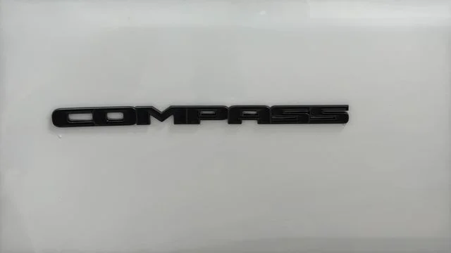 New 2026 Bright White Clear-Coat Exterior Paint Jeep Latitude image 39