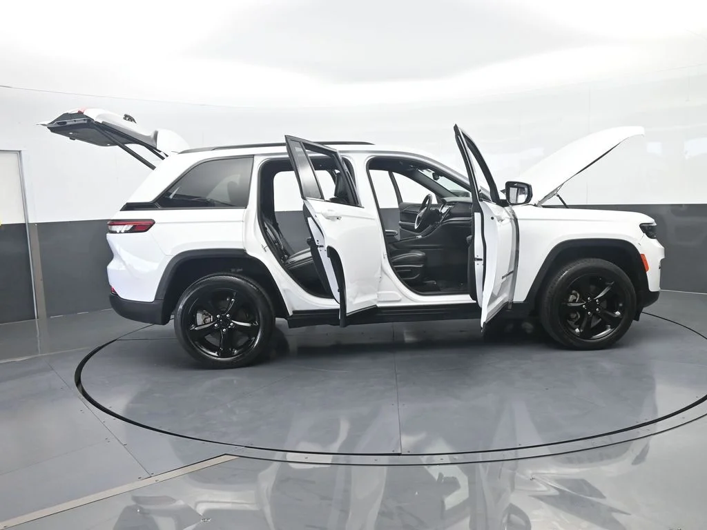 Used 2023 Bright White Clearcoat Jeep Altitude X image 71