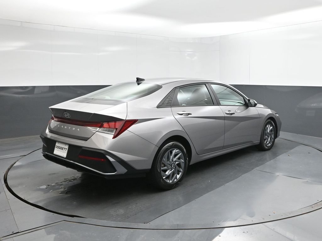 Used 2024 Silver Hyundai SEL image 8