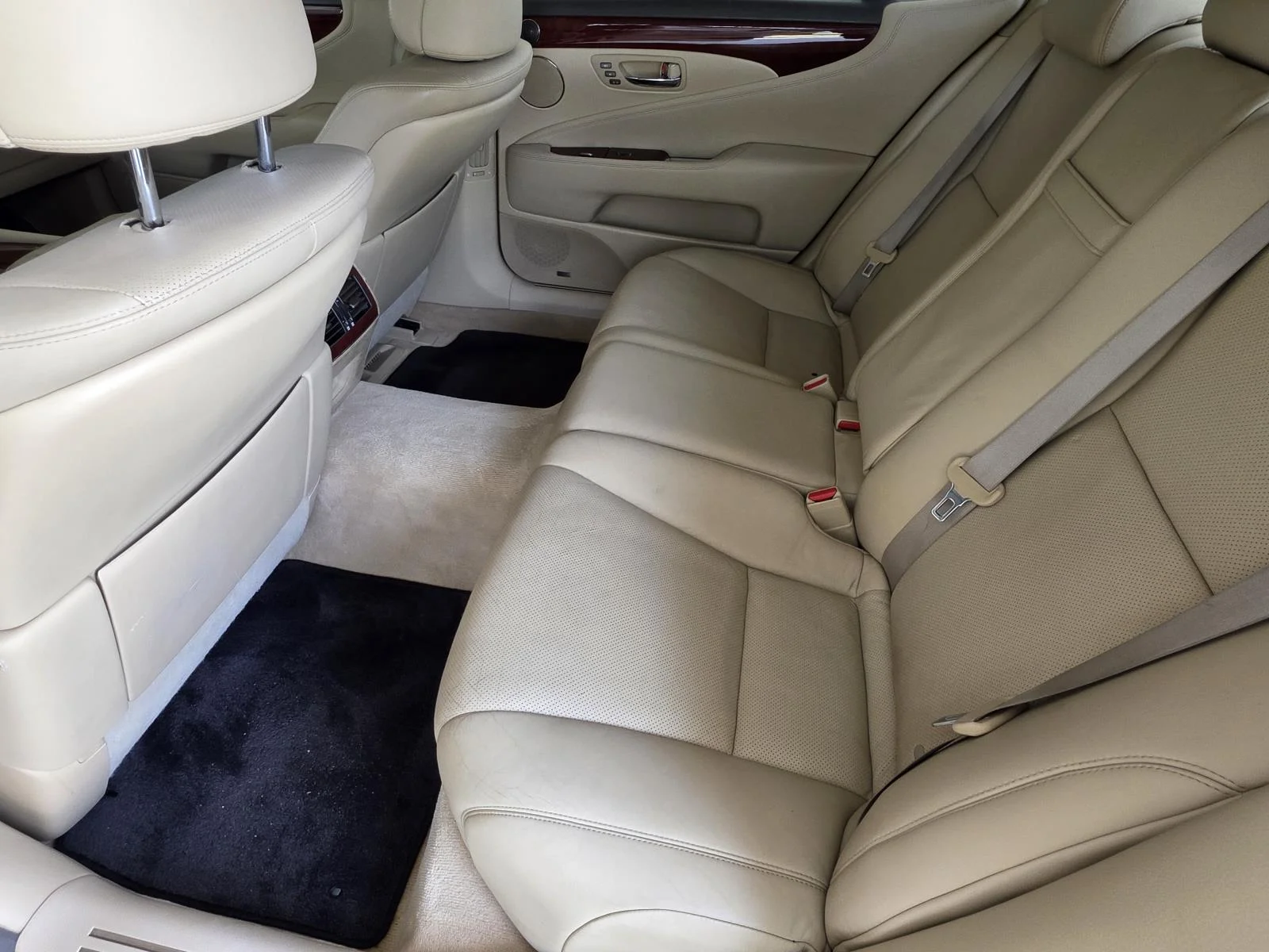 Used 2008  Lexus 460 L image 9