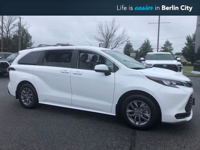 2025 Toyota Sienna LE