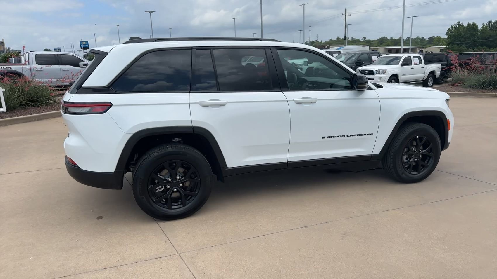 Used 2025 Bright White Clearcoat Jeep Altitude image 9