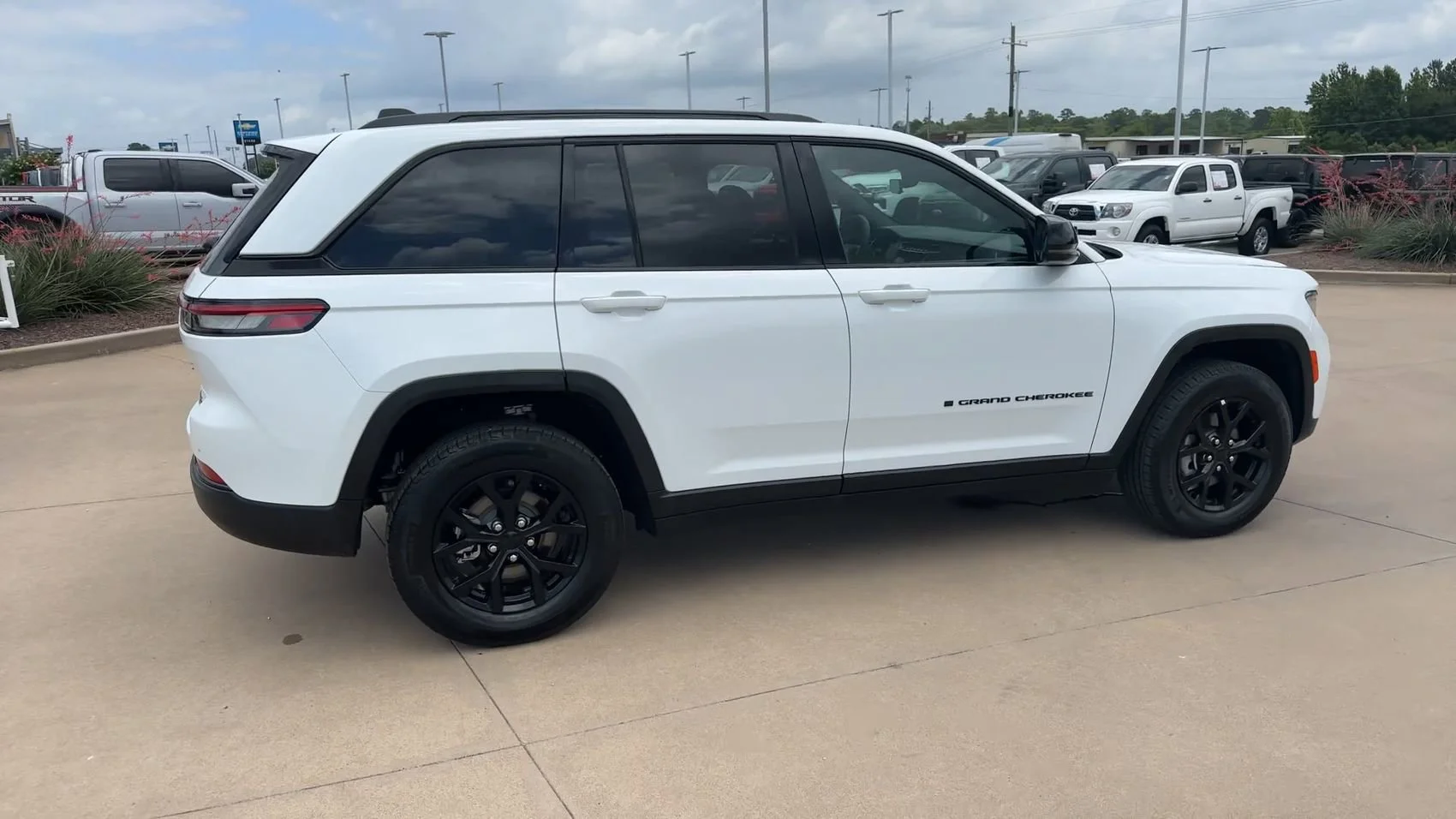 Used 2025 Bright White Clearcoat Jeep Altitude image 9