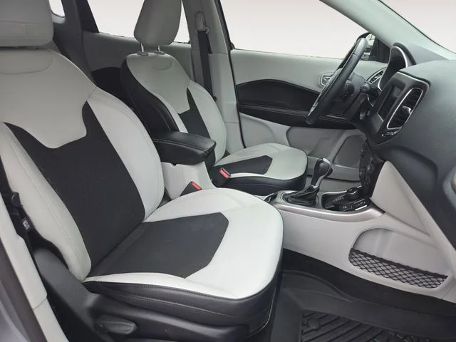 Used 2017 Silver Jeep Latitude image 15